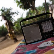 Une radio chez Samuel Leaman, à Buutuo