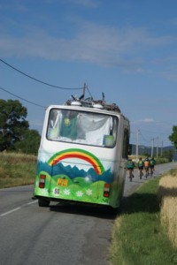 Le bus de l'AlterTour - Photo : L. Minano