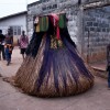 Le Zangbeto de Doutou, entouré de ses adeptes