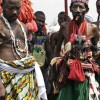 Un féticheur (à dr.) vient saluer le roi Guédéhoungué II