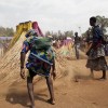 Parade des masques Zangbeto sur la place centrale de Comè, pendant la fête du Vaudou au Bénin