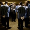 Rassemblés autour de leur "lida", leur chef, les hommes entament des chorégraphies minutieuses en chantant a cappella.
