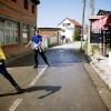 Deux jeunes gorani dans la rue principale de Kukaljane