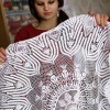 Armena, 18 ans, habite toute l'année à Vranište. Pour passer le temps, elle surfe sur internet et brode son futur trousseau.