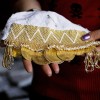 Armena, 18 ans, montre la coiffe traditionnelle de sa mère, réservée aux femmes mariées.