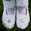 Les chaussures d'une jeune fille, confectionnées à la main avec des milliers de perles.