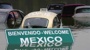 Action de Greenpeace au lac Chapultepec (Mexique), représentant les inondations causées par le réchauffement climatique.  Crédits photo : © Teresa Osorio / Greenpeace