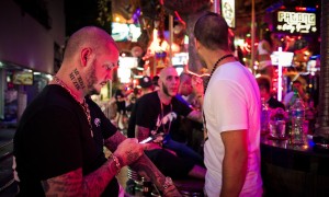 Seth Gueko (a gauche), rappeur francais, patron du Vegas bar, sur Bangla road a Patong, haut lieu de la vie nocturne de Phuket.
© Moland Fengkov