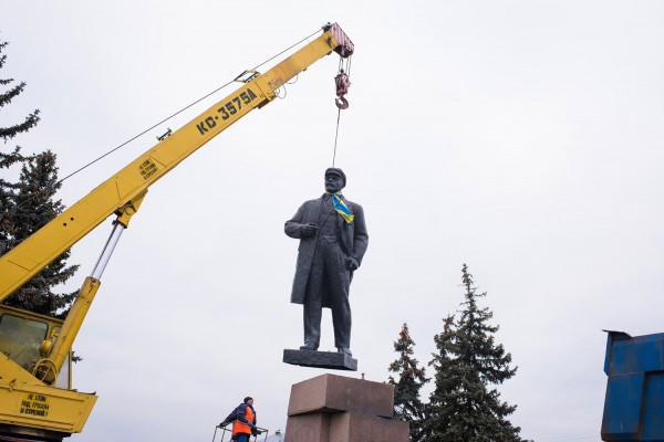 Déboulonnage de la statue de Lénine © Pete Kiehart