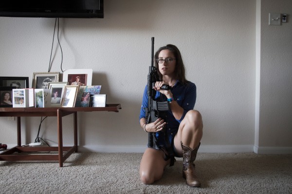 Kaitlyn, membre du club de tir feminin Sure Shots chez elle a Austin, Texas. © Moland Fengkov/Haytham-REA