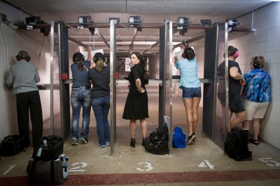 Les femmes sont separees des hommes au stand de tir où se rendent les membres du club Sure Shots. © Moland Fengkov/Haytham-REA