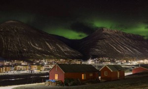 Une aurore boréale à Longyearbyen, au Svalbard ©Axelle de Russé