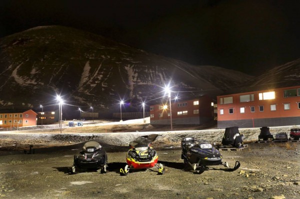 A Longyearbyen, coup dur pour le tourisme : si le fjord ne gèle pas, les motoneiges ne quittent pas le parking… ©Axelle de Russé