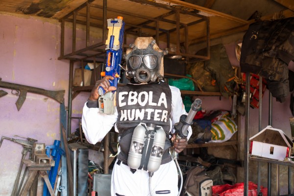 Costume pour le prochain film des studios, Ebola © Eugénie Baccot/Divergence