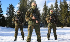 Dans la campagne norvégienne, trois recrues du commando féminin des Jegertroppen (troupes de chasseuses), prêtes pour l’entraînement. © Axelle de Russé