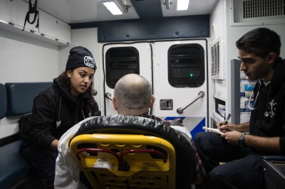 Linda Reyes, 23 ans et John Shalov, 25 ans prennent en charge un patient  © David Breger