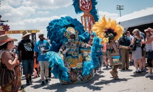 Les Indiens de Mardi Gras, aussi appelés Black Indians, participent aux festivités de la Nouvelle-Orléans, commémorant l’alliance entre les Afro-Américains et les Amérindiens. Ici, la « tribu » des Algiers Warriors défile lors du Festival de jazz. ©Juliette Robert/Haytham