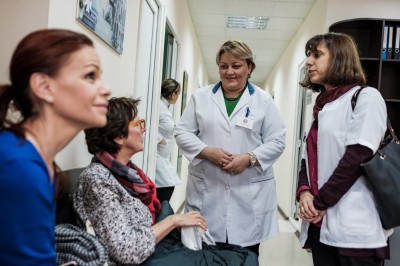 Michele, 72 ans, ainsi qu'une autre patiente francaise, discute avec le Dr Nino Odishelidze, et une interprète qui parle le français. © Juliette Robert/Haytham Pictures