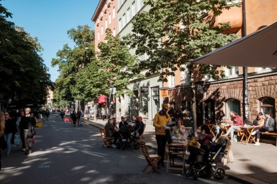 Des terrasses de café dans le quartier de Mariatorget, à Stockholm. © Juliette Robert