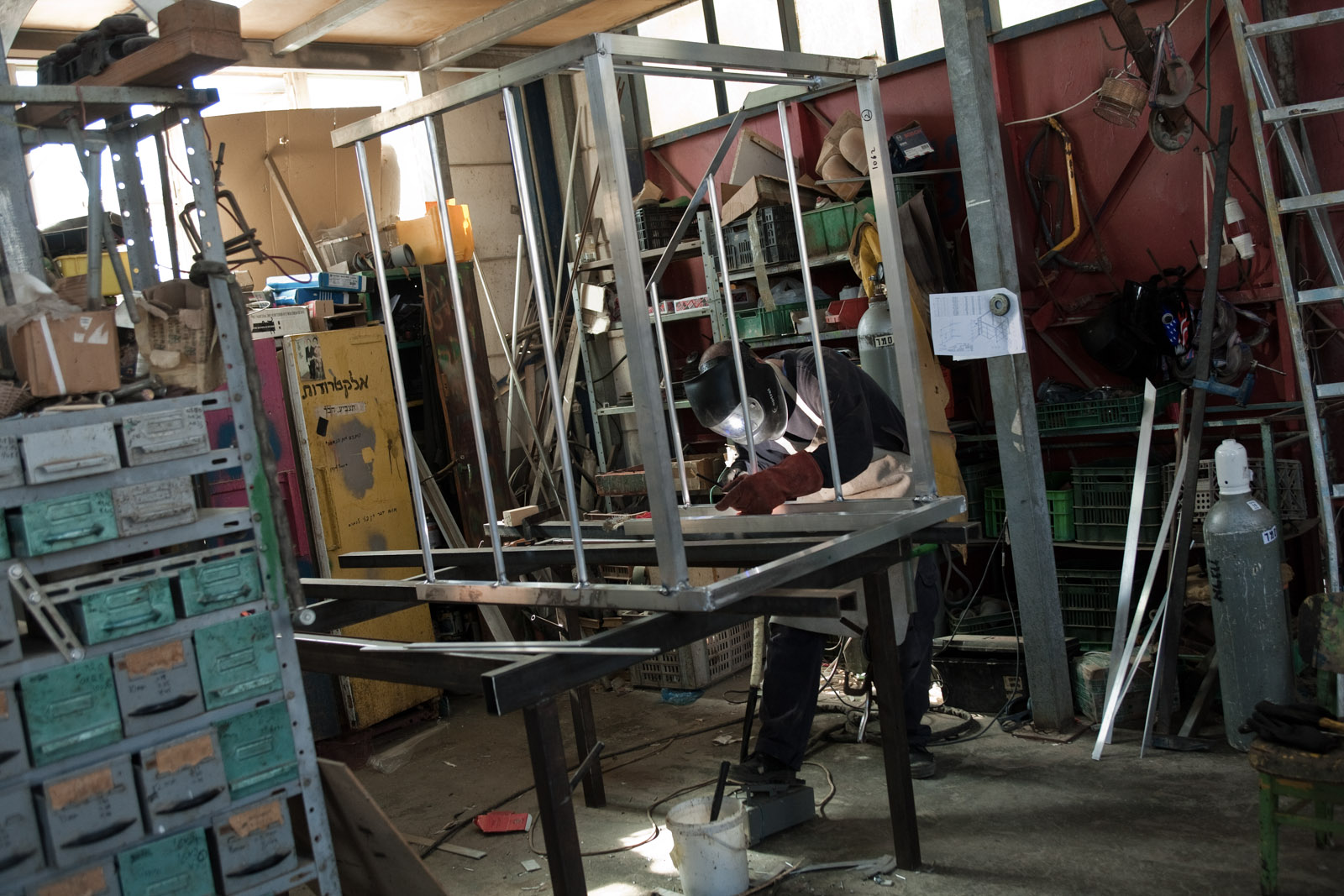 Yaniv, 47 ans, travaille à la mécanique, dans l'atelier du kibbutz.