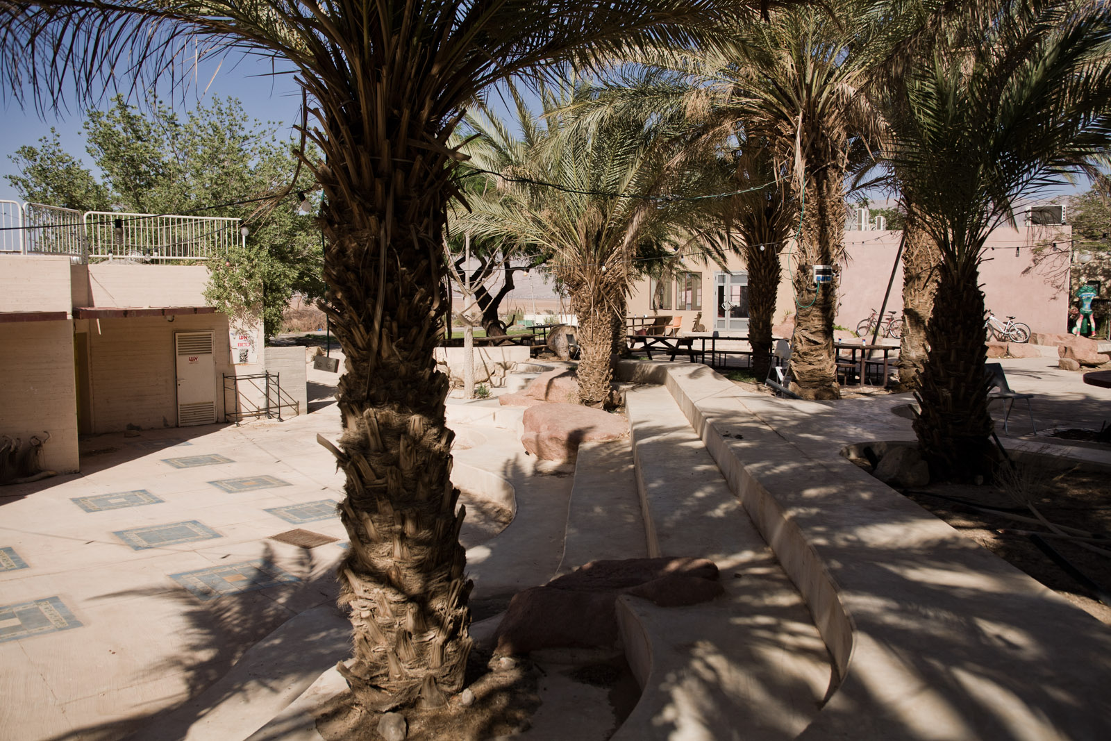 En face de la salle à manger commune, l'agora du kibbutz.
