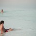 Des touristes se baignent dans la Mer Morte. thumbnail