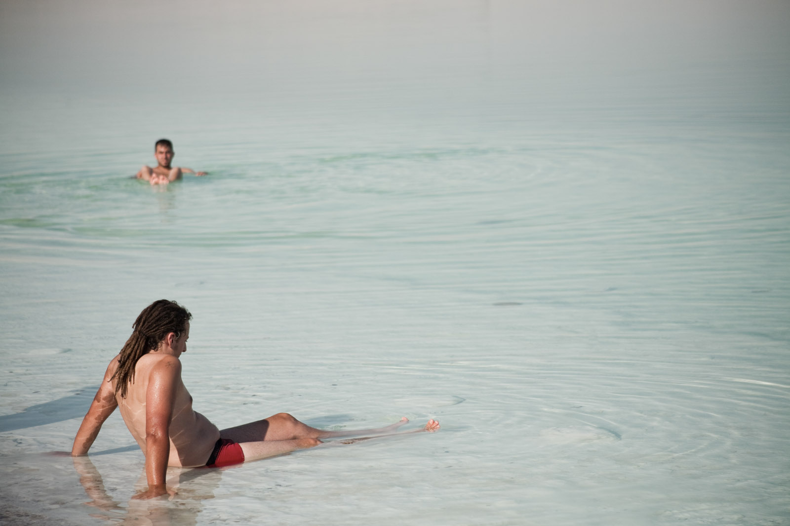 Des touristes se baignent dans la Mer Morte.